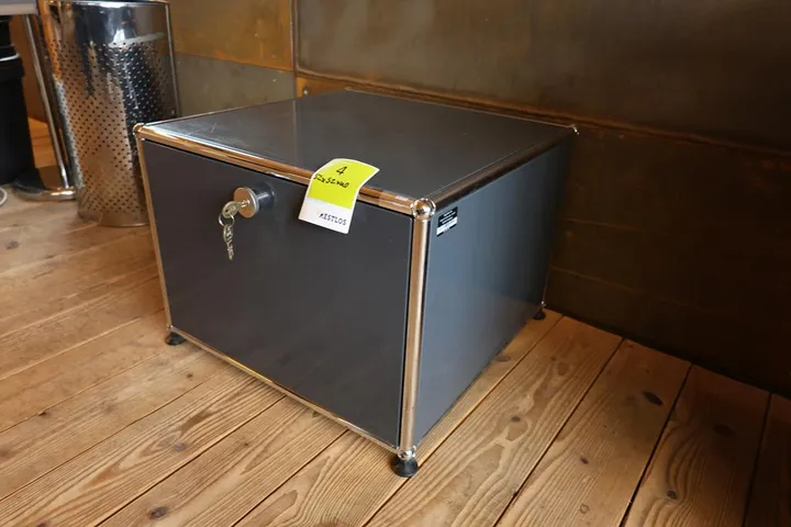 1 x USM Haller Lowboard Maße: 52 x 52 x 40 cm